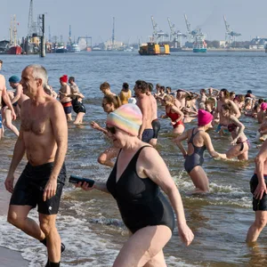 Zahlreiche Menschen nahmen am Eisbaden in der Elbe in Övelgönne teil.