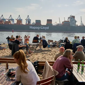Menschen am sonnigen Elbstrand