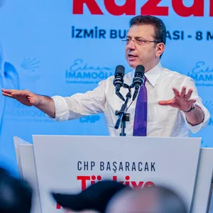 März 2025: Istanbuls Bürgermeister Ekrem Imamoglu (CHP) hält eine Rede in Izmir.