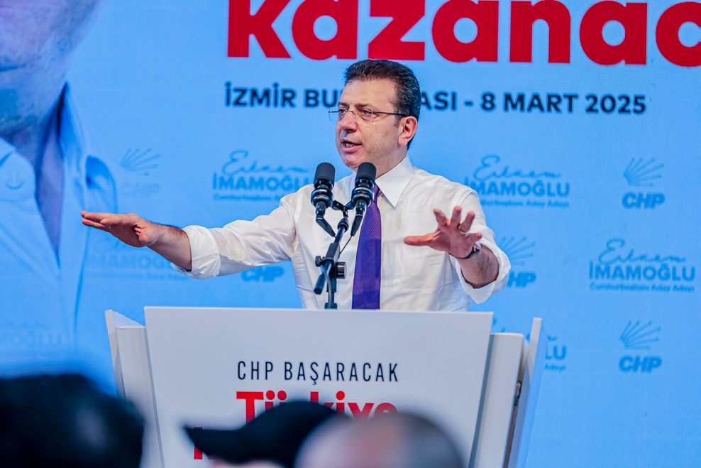 März 2025: Istanbuls Bürgermeister Ekrem Imamoglu (CHP) hält eine Rede in Izmir.