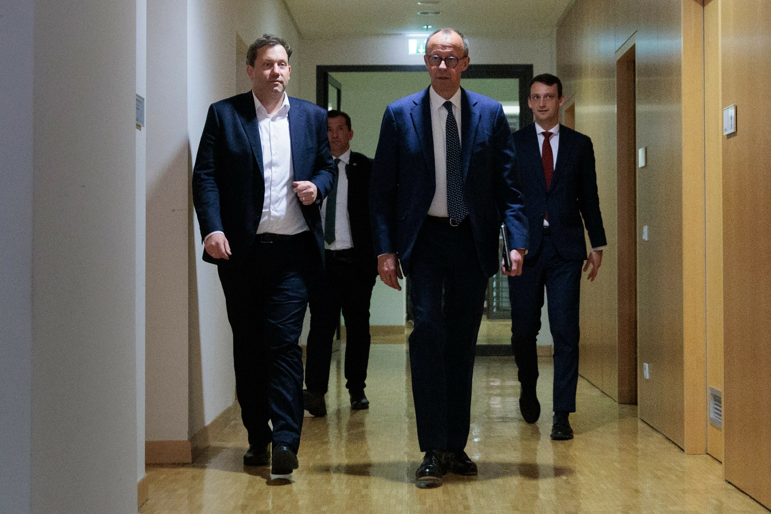 Lars Klingbeil, SPD-Fraktions- und Bundesvorsitzender, und Friedrich Merz (r), CDU-Bundesvorsitzender, trafen sich am vergangenen Montag zu einem Gespräch mit den Fraktionsvorsitzenden von Bündnis/Die Grünen.