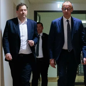 Lars Klingbeil, SPD-Fraktions- und Bundesvorsitzender, und Friedrich Merz (r), CDU-Bundesvorsitzender, trafen sich am vergangenen Montag zu einem Gespräch mit den Fraktionsvorsitzenden von Bündnis/Die Grünen.