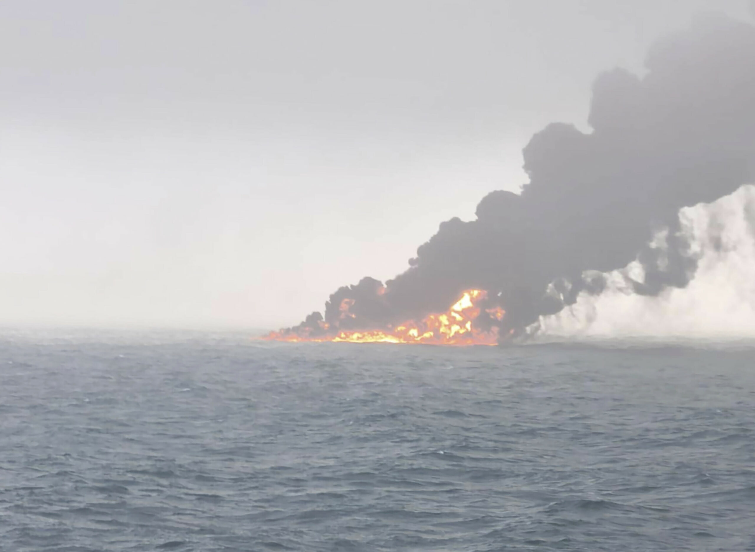 Dieses von Bartek Smialek zur Verfügung gestellte Bild zeigt den Rauch, der von einem Schiff aufsteigt. Ein Öltanker steht in der Nordsee nahe der britischen Küste in Flammen.