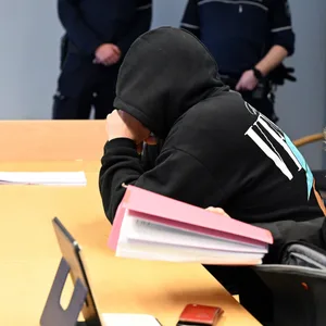 Der angeklagte Stiefvater neben seinem Anwalt