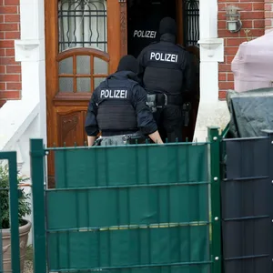 Die Polizei geht in ein Haus