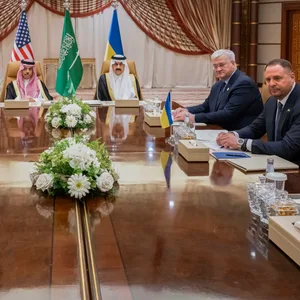 Mike Waltz (l-r), nationaler Sicherheitsberater der USA und US-Außenminister Marco Rubio sitzen dem ukrainische Außenminister Andrii Sybiha und dem ukrainische Leiter des Präsidialamtes, Andriy Yermak gegenüber. Zwischen beiden Parteien sitzen der saudi-arabische Außenminister Prinz Faisal bin Farhan und der nationale Sicherheitsberater Mosaad bin Mohammad al-Aiban. Im Hintergrund sind die Flaggen der USA, der Ukraine und Saudi-Arabiens zu sehen.