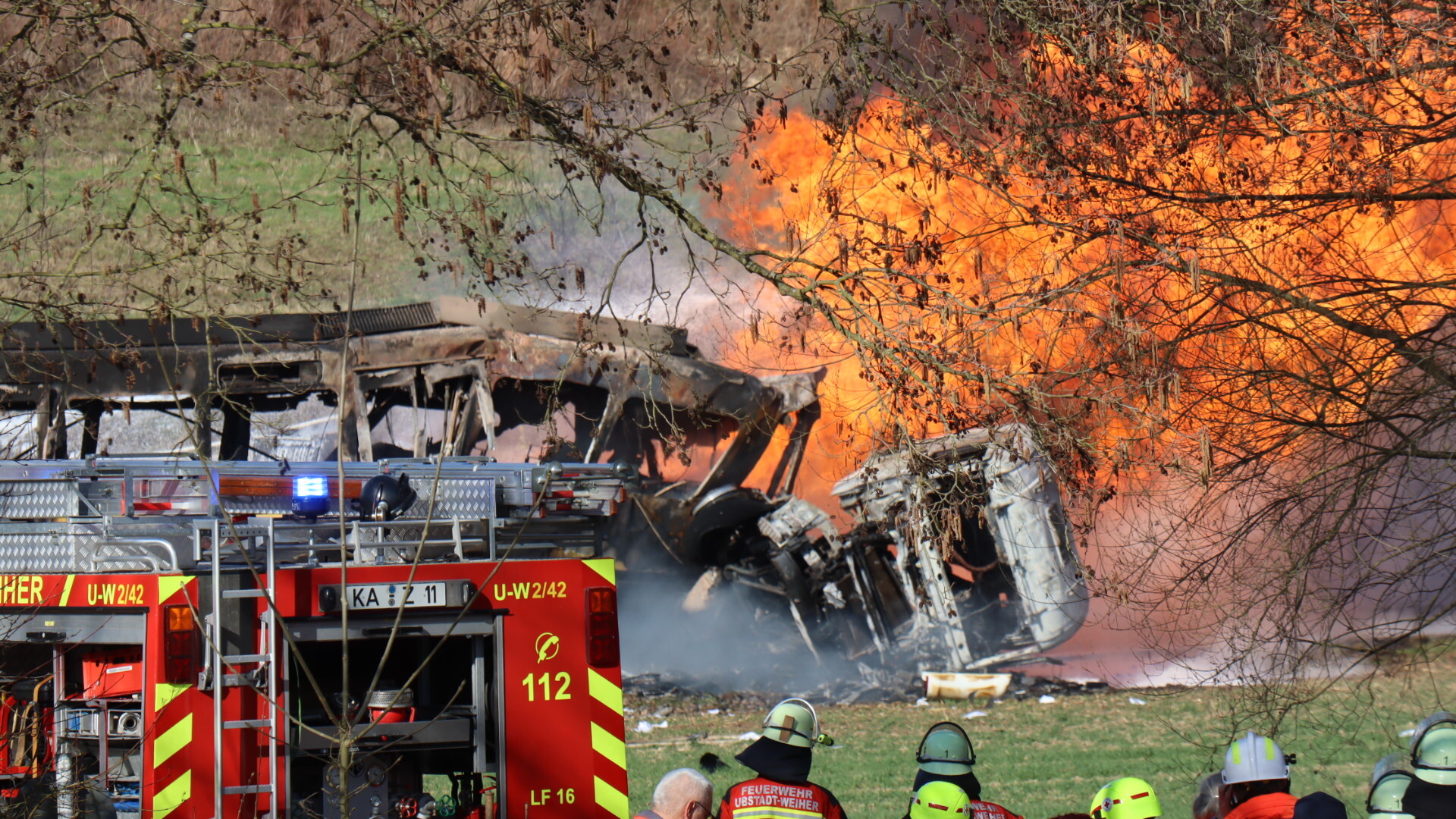 Flammen lodern nach einem Zusammenstoß zwischen einem Tanklaster und einer Stadtbahn.