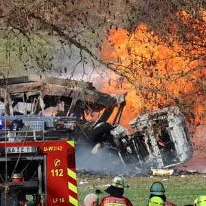 Flammen lodern nach einem Zusammenstoß zwischen einem Tanklaster und einer Stadtbahn.