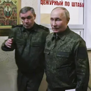 Auf diesem Bild aus einem vom Pressedienst des russischen Präsidenten veröffentlichten Video besucht der russische Präsident Wladimir Putin (r) in Begleitung des russischen Generalstabschefs Waleri Gerassimow (2.v.l) das Militähauptquartier in der Region Kursk.