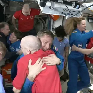 Dieses Standbild aus einem Video der NASA zeigt den Astronauten Don Pettit (m. ,unten) der Kirill Peskov umarmt, nachdem die SpaceX-Kapsel an die Internationale Raumstation (ISS) angedockt hat.
