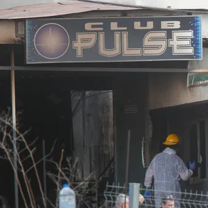 Brandruine mit Schild „Club Pulse“