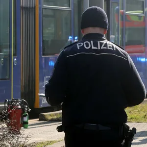 Einsatzkräfte von Polizei und Feuerwehr sind nach einem Brandanschlag in einer Straßenbahn im Einsatz.