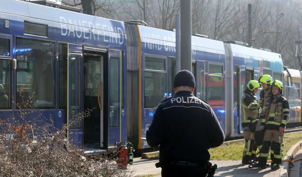 schockierende-tat-frau-wird-in-stra-enbahn-angez-ndet-t-ter-auf-der-flucht