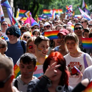 Viele Menschen ziehen bei einer Pride Parade in Budapest durch die Stadt.