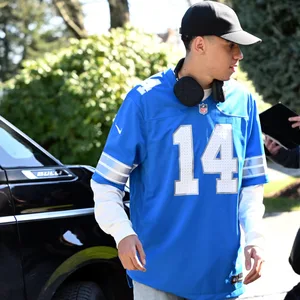 Jamal Musiala kommt im Mannschaftshotel des DFB mit einem Footballtrikot an.