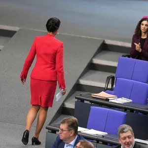 Sahra Wagenknecht verlässt das Rednerpult im Deutschen Bundestag.