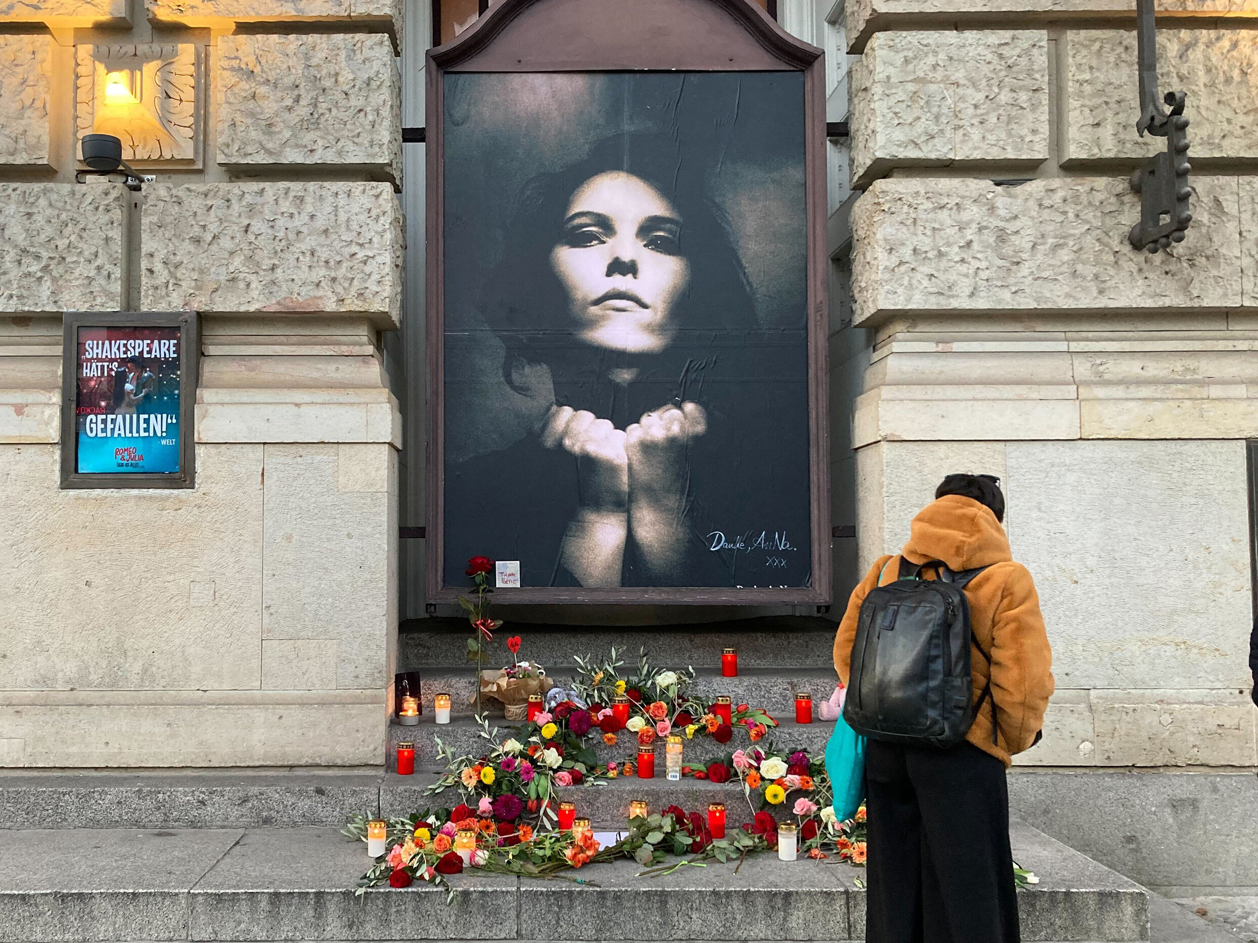 Eine Frau betrachtet einen Gedenkort für die verstorbene Rosenstolz-Sängerin Anna R. am Theater des Westens. Die Sängerin wurde 55 Jahre alt,sie wurde am Sonntagabend in Berlin-Friedrichshain tot gefunden.