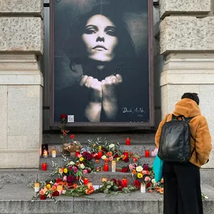 Eine Frau betrachtet einen Gedenkort für die verstorbene Rosenstolz-Sängerin Anna R. am Theater des Westens. Die Sängerin wurde 55 Jahre alt,sie wurde am Sonntagabend in Berlin-Friedrichshain tot gefunden.