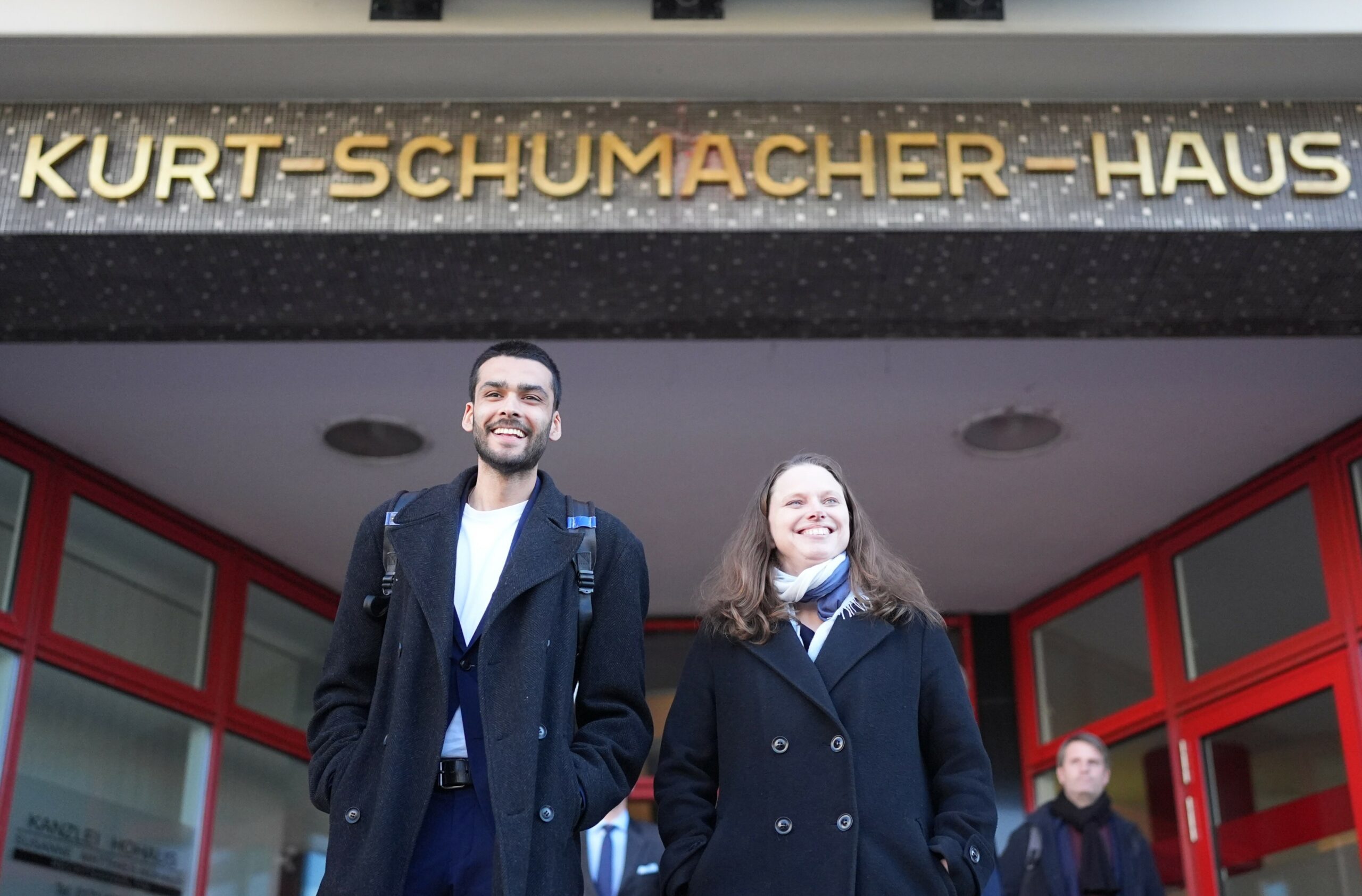 Melanie Leonhard (r-l), Landesvorsitzende der SPD Hamburg, und Leon Alam, Landesvorsitzender von Bündnis 90/Die Grünen Hamburg, kommen nach den Sondierungsgesprächen aus dem Kurt-Schumacher-Haus