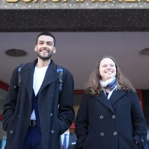 Melanie Leonhard (r-l), Landesvorsitzende der SPD Hamburg, und Leon Alam, Landesvorsitzender von Bündnis 90/Die Grünen Hamburg, kommen nach den Sondierungsgesprächen aus dem Kurt-Schumacher-Haus