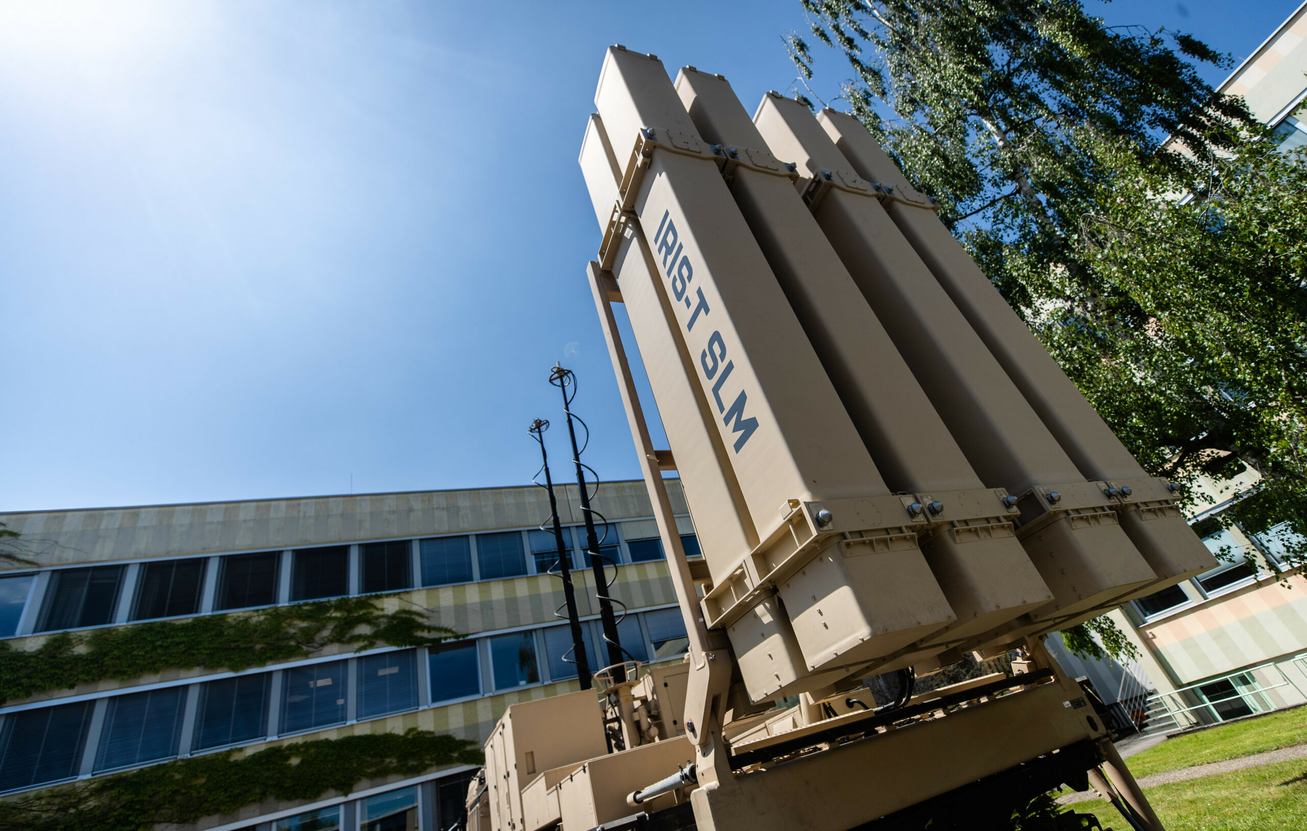 Ein Raketenabwehrsystem vom Typ Iris-T SLM steht auf dem Firmengelände von Diehl Defence in Überlingen.