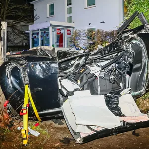 Am Donnerstagabend kam es zu einem mutmaßlichen Autorennen. Zwei unbeteiligte Frauen starben, ihr Auto wurde vollständig zerstört.