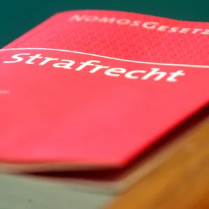 Ein Buch «Strafrecht» liegt vor Prozess-Beginn im Saal des Landgerichts.