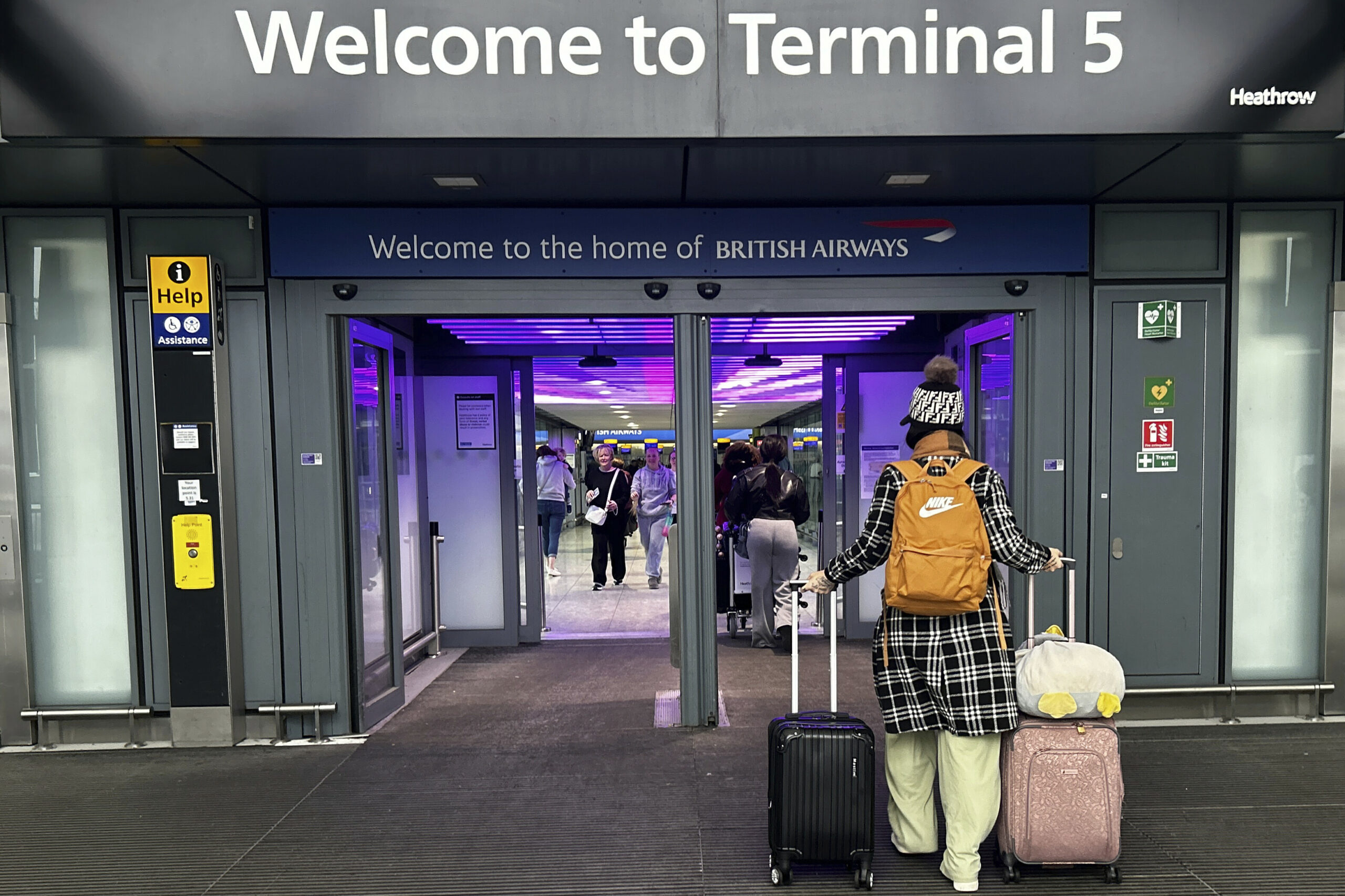 Reisende kommen am Flughafen Heathrow an, der nach einem Brand langsam den Flugbetrieb wieder aufnimmt.