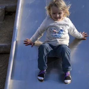 Kind spielt auf Spielplatz (Symbolbild)