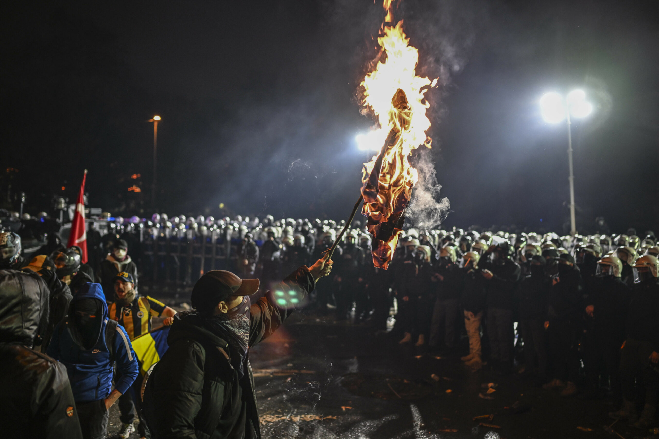 Polizeibeamte schreiten gegen Demonstranten ein, die ohne Genehmigung zum Taksim marschieren wollten, während der Proteste gegen die Korruptions- und Terrorismusermittlungen gegen die Istanbuler Stadtverwaltung (IBB) im Bezirk Sarachane in Istanbul, Türkei