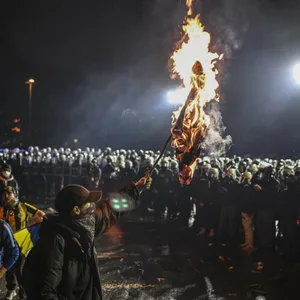 Polizeibeamte schreiten gegen Demonstranten ein, die ohne Genehmigung zum Taksim marschieren wollten, während der Proteste gegen die Korruptions- und Terrorismusermittlungen gegen die Istanbuler Stadtverwaltung (IBB) im Bezirk Sarachane in Istanbul, Türkei
