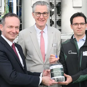Volker Wissing (l-r,parteilos), Bundesminister für Justiz, Digitales und Verkehr), Alexander Mauritz, Betriebsleiter EBS Mannheim, und Franciso Vidal-Vazquez, Mitbegründer des Startups ICODOS, halten eine Flasche mit green e-Methanol in ihren Händen