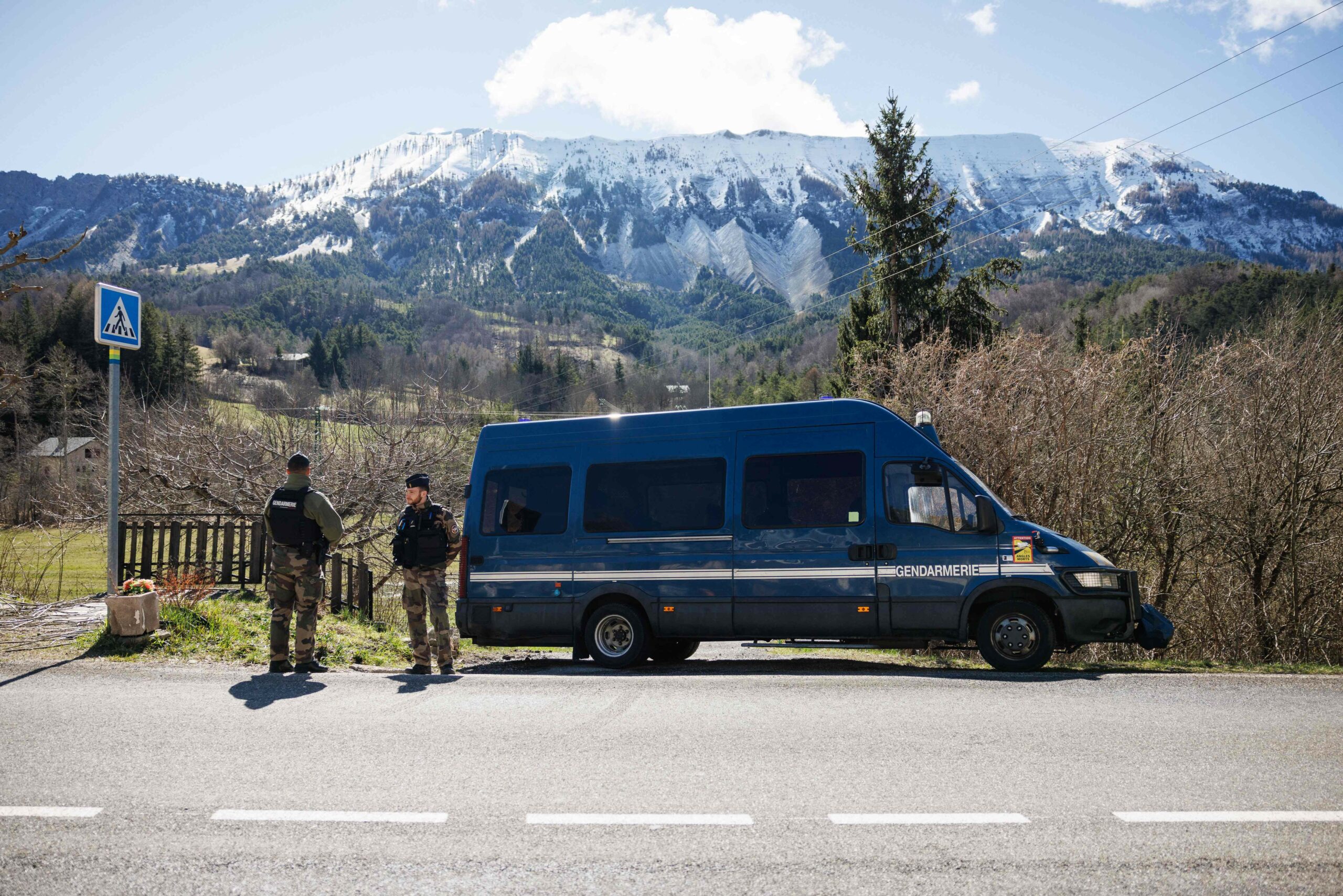 Französische Gendarmen sichern das kleine Dorf Le Haut-Vernet in den französischen Südalpen. Mehr als anderthalb Jahre nach dem Verschwinden des zweijährigen Émile in Frankreich sind die Großelten des Kindes ins Visier der Ermittler gerückt.