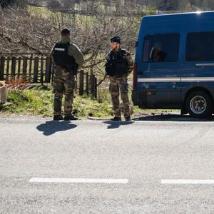 Französische Gendarmen sichern das kleine Dorf Le Haut-Vernet in den französischen Südalpen. Mehr als anderthalb Jahre nach dem Verschwinden des zweijährigen Émile in Frankreich sind die Großelten des Kindes ins Visier der Ermittler gerückt.