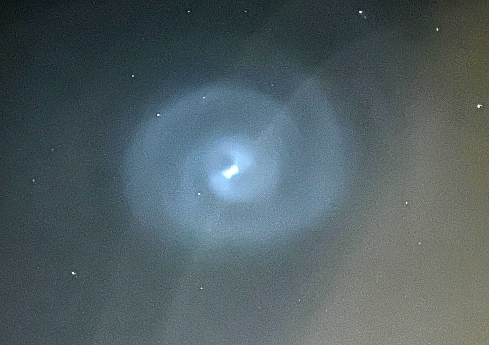 Ein spiralförmiges Lichtphänomen ist am Himmel nördlich von Hamburg zu sehen 