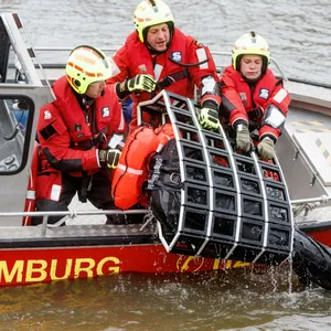 Die Feuerwehr zieht einen Körper aus dem Wasser