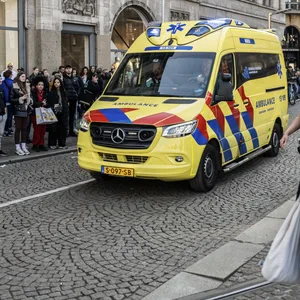 Die Attacke soll sich auf einer oder mehreren Straßen beim Dam-Platz ereignet haben.