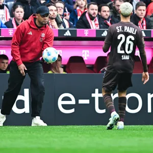 Bayern-Coach Vincent Kompany beim Heimspiel gegen St. Pauli