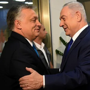 Benjamin Netanjahu (r) empfängt Viktor Orban in seinem Büro (Archivbild).
