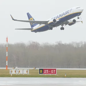 RyEin Flugzeug startet.anair