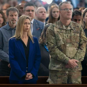 US-Botschafterin in Litauen und US-Offiziere nehmen in der Kathedralenbasilika an einer Heiligen Messe für die vier US-Soldaten teil, die seit einer Übung auf dem Truppenübungsplatz Pabrade vermisst werden.