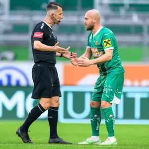 Lukas Grgic diskutiert mit Schiedsrichter Alexander Harkam