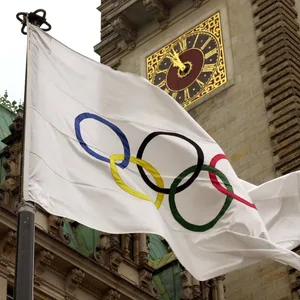 Die Olympische Flagge weht vor dem Hamburger Rathaus