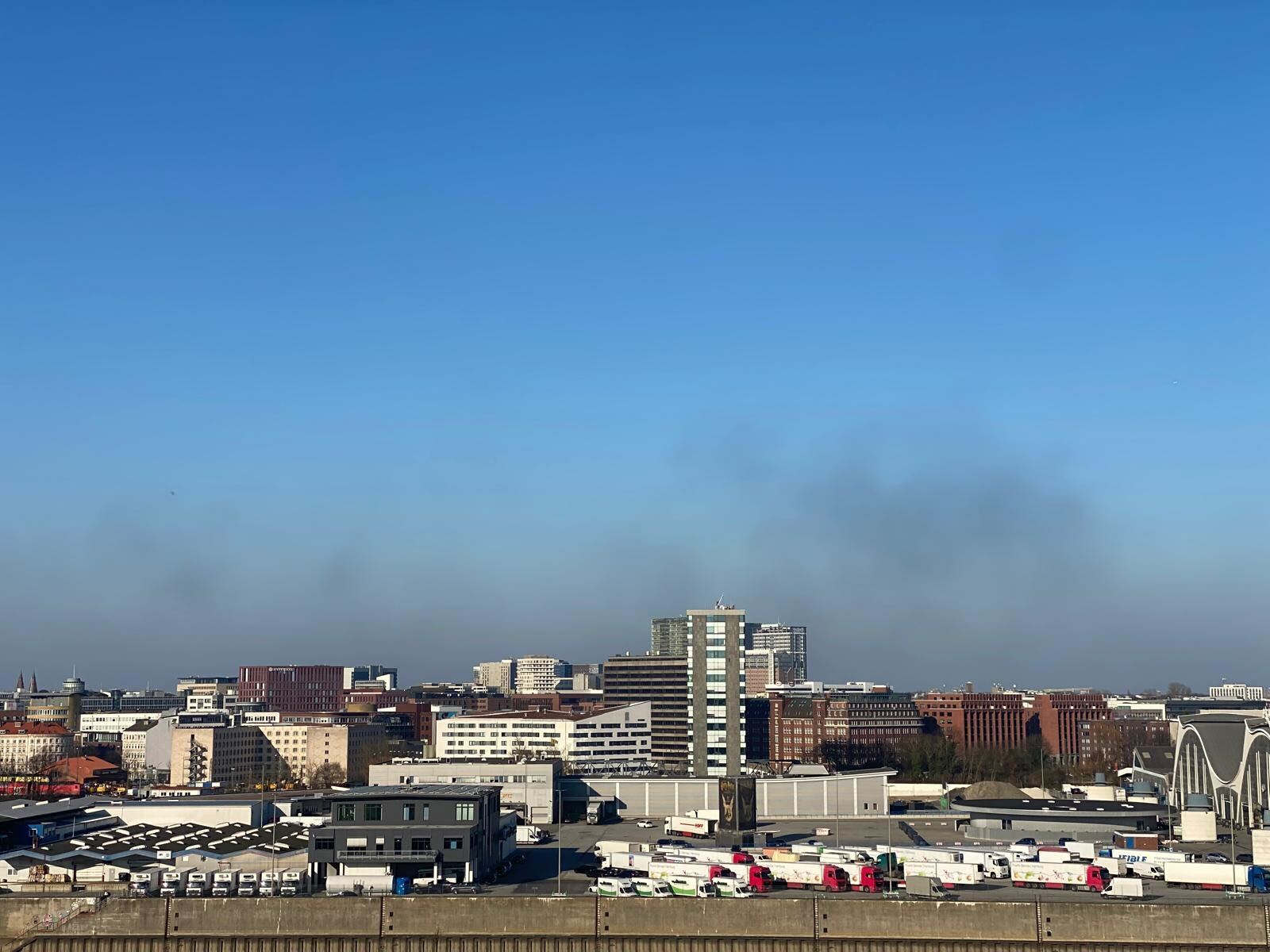 Eine Rauchwolke über Hamburg