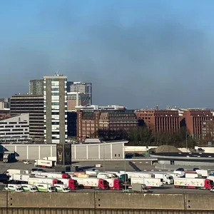 Eine Rauchwolke über Hamburg