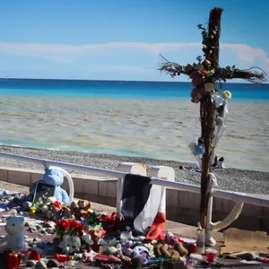 86 Tote und mehr als 200 Verletzte: Am 14.97.2026 raste ein Lastwagen auf der Promenade in Nizza in eine Menschenmenge.