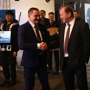 Hamburger AfD-Chef Dirk Nockemann (Mitte) mit AfD-Bundessprecher Tino Chrupalla (links) und AfD-Pressesprecher Robert Offermann.