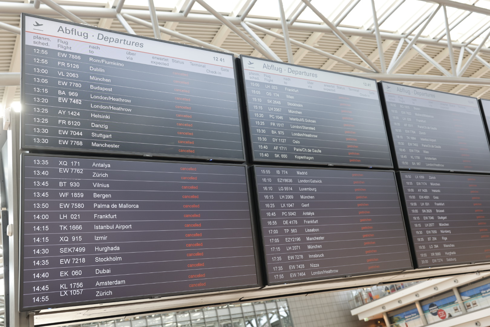 Anzeigetafeln mit gestrichenen Fliegern