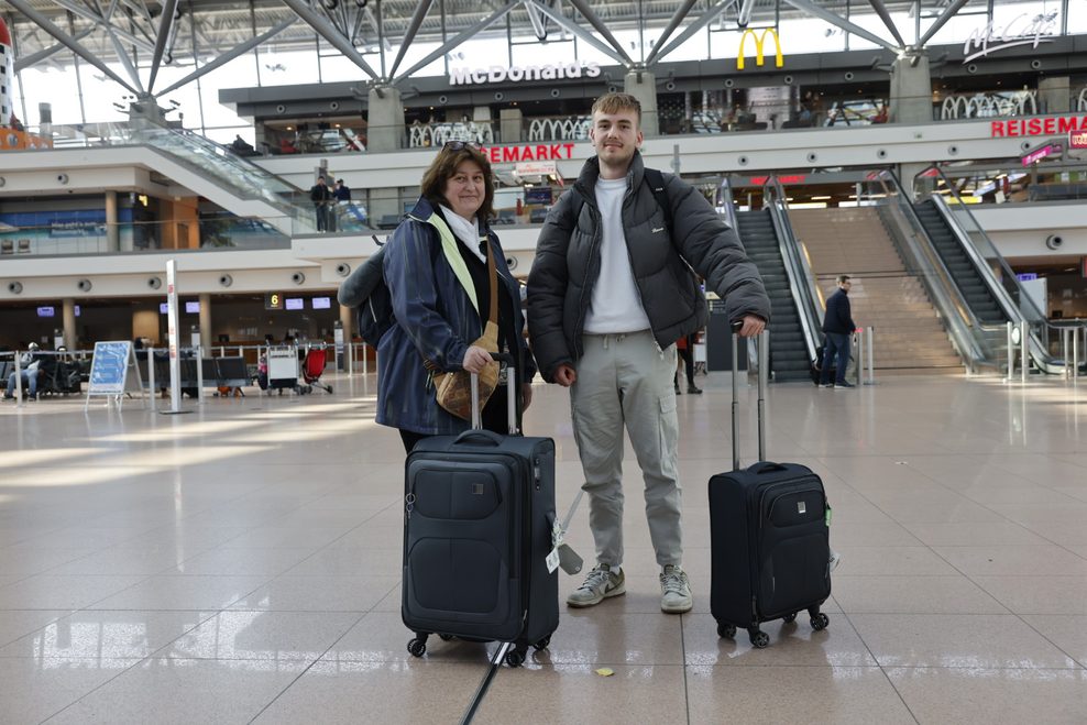 Dagmar H. (46) und ihr Sohn Richard (20) sind bereits seit 4 Uhr am Flughafen.