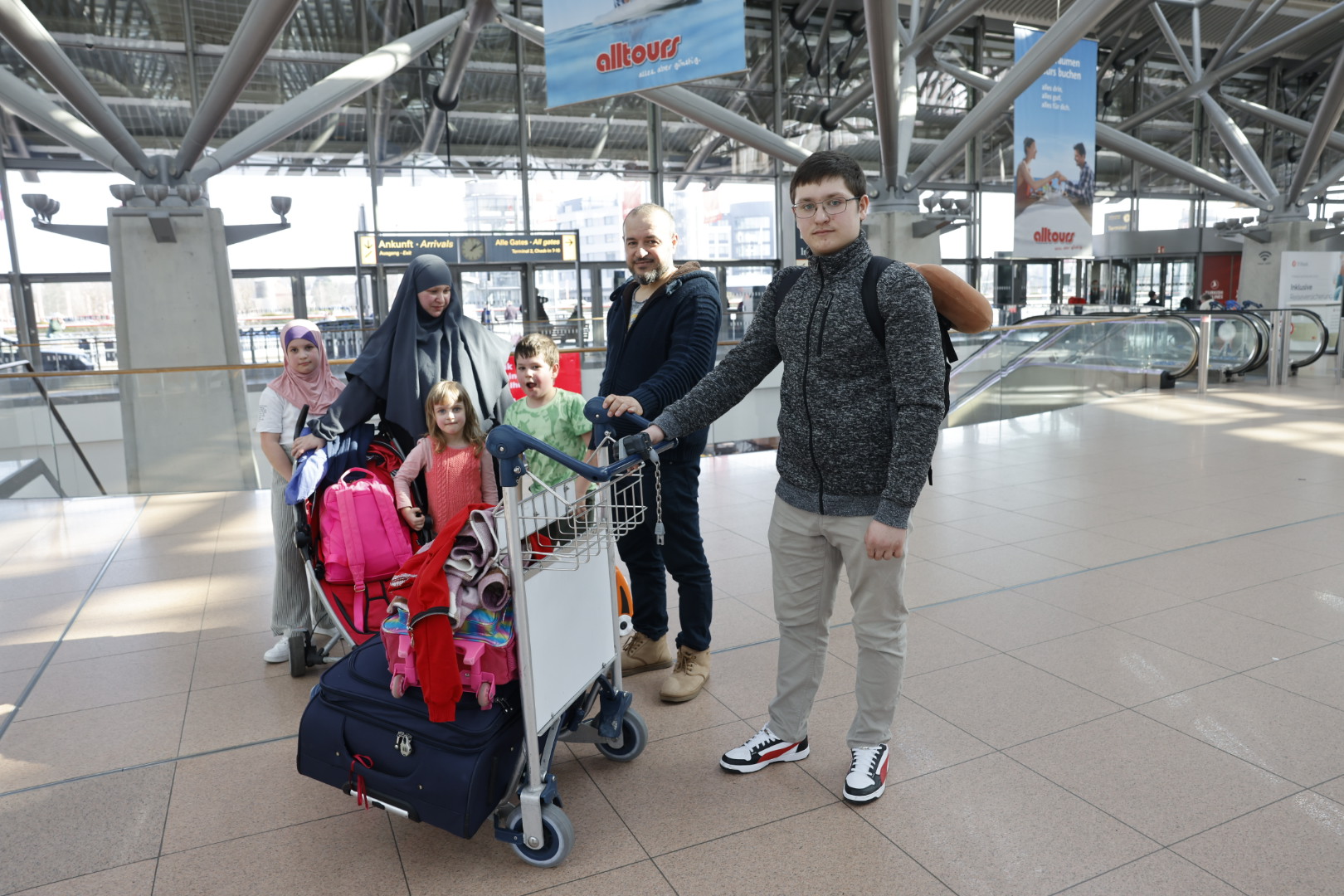 Eine Familie am Flughafen